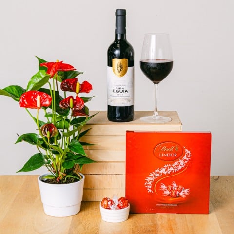 Cuori Rossi: Anthurium e Vino Rosso Cuori Rossi: Anthurium e Vino Rosso